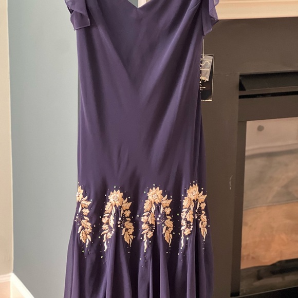 New Party Dress with fancy embroidered accents on bottom size 8 - Picture 3 of 9
